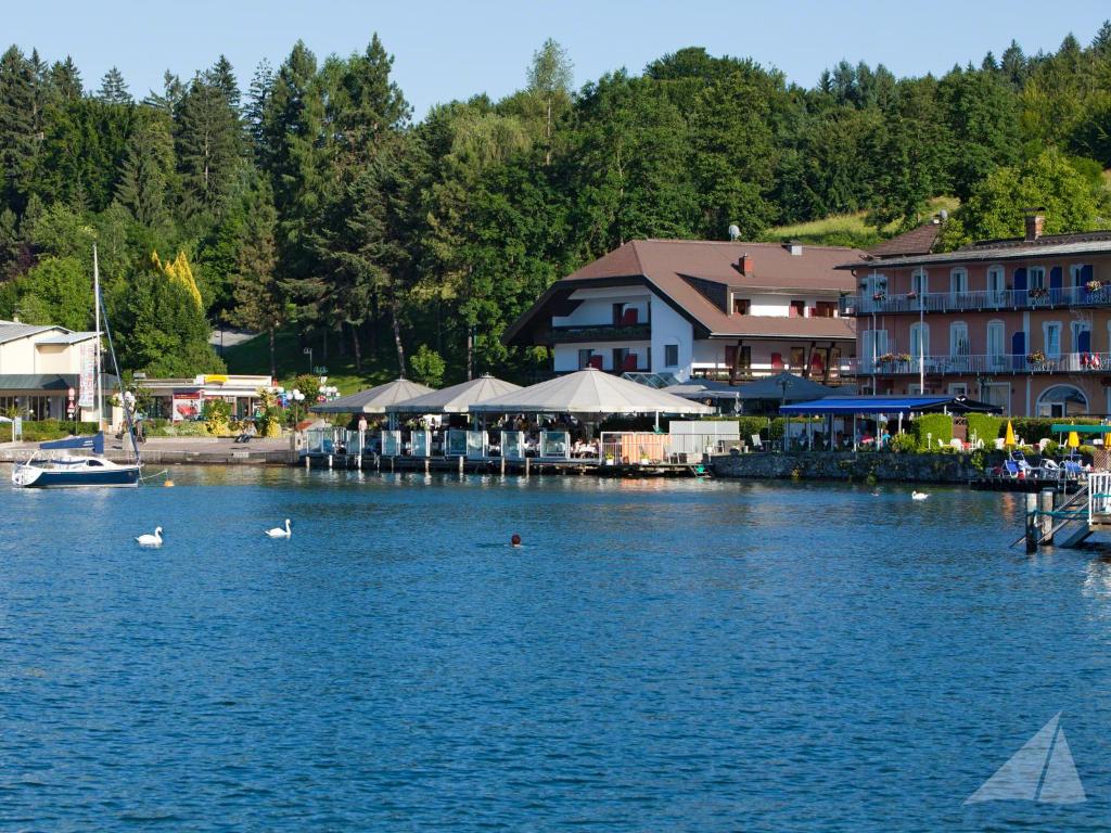 Hotel-Restaurant "Veldener Traumschiff" direkt am See in 2min im Zentrum — photo 1