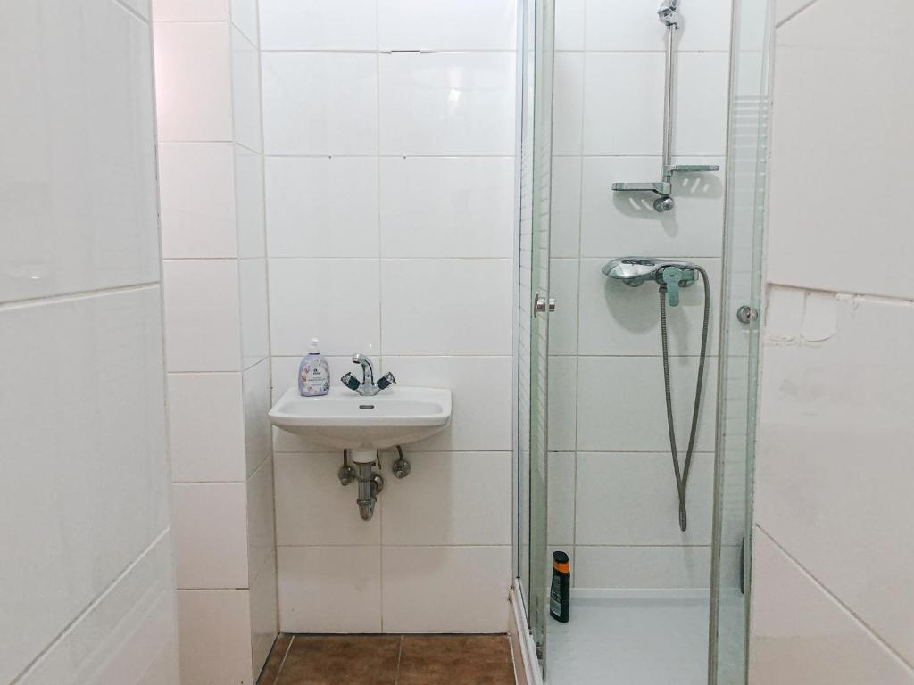 Stylish 2-BR Apartment in Vienna's Simmering Area photo 3