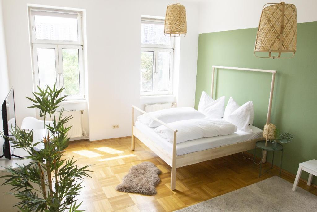 Sunny Apartment near Belvedere Castle — photo 1