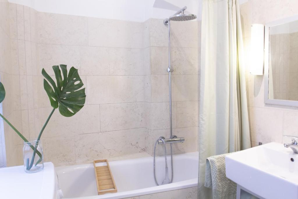Sunny Apartment near Belvedere Castle photo 3