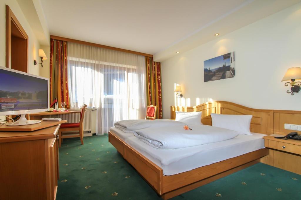 Hotel Tiroler Adler - bed and breakfast photo 2