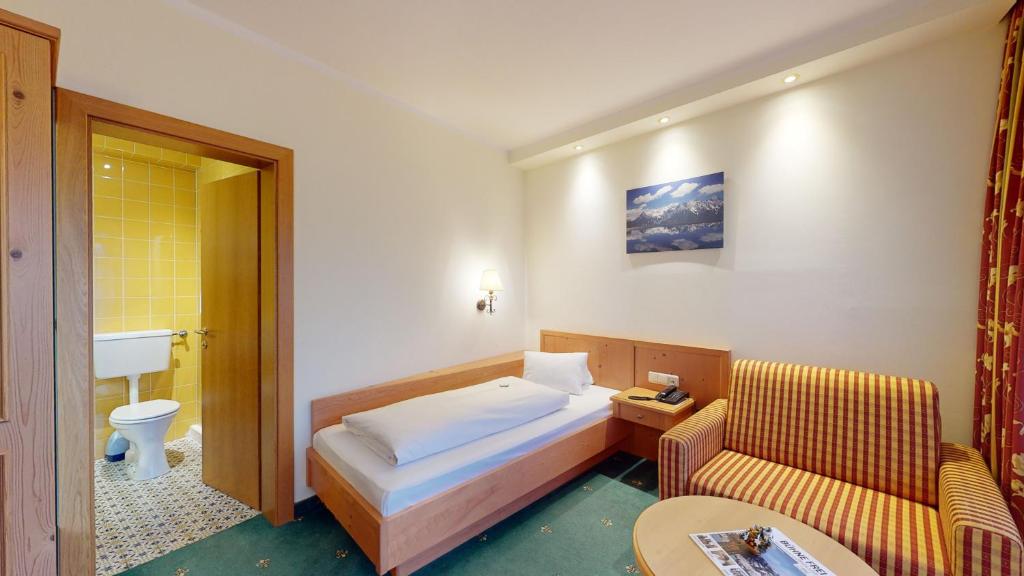 Hotel Tiroler Adler - bed and breakfast photo 3