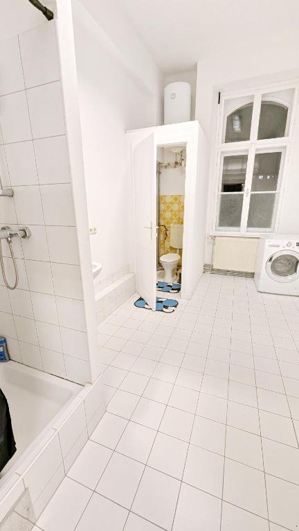 Spacious Rooms - 15 Min from Airport & City Center photo 3