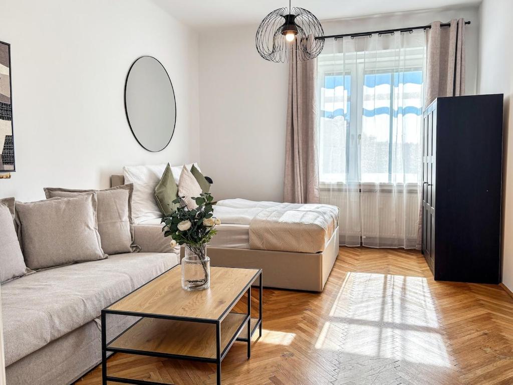 Bright - 3BR - Fast Wifi - At Bus and Tram Station photo 2
