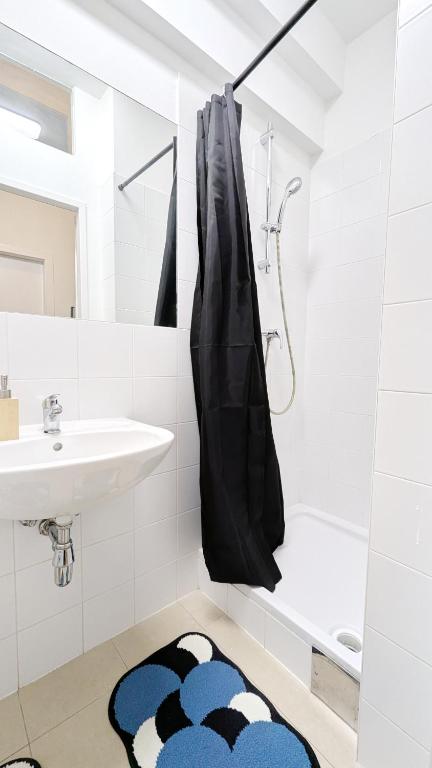 Spacious Rooms - 15 Min from Airport & City Center photo 3