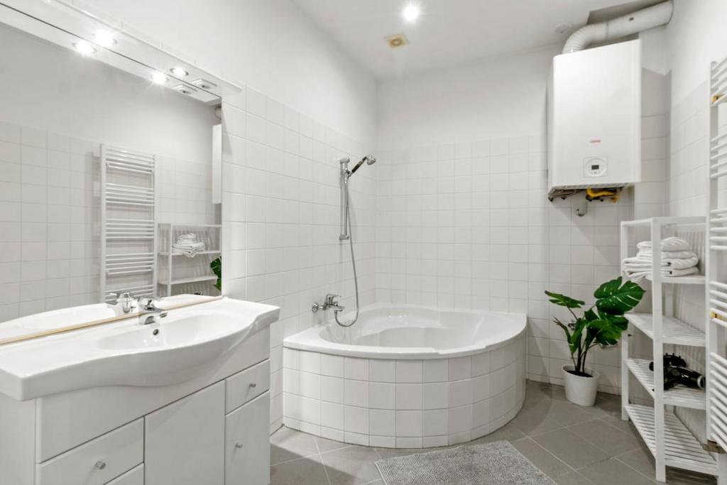 10 Minutes to Metro I Next to Schönbrunn I Wifi photo 3