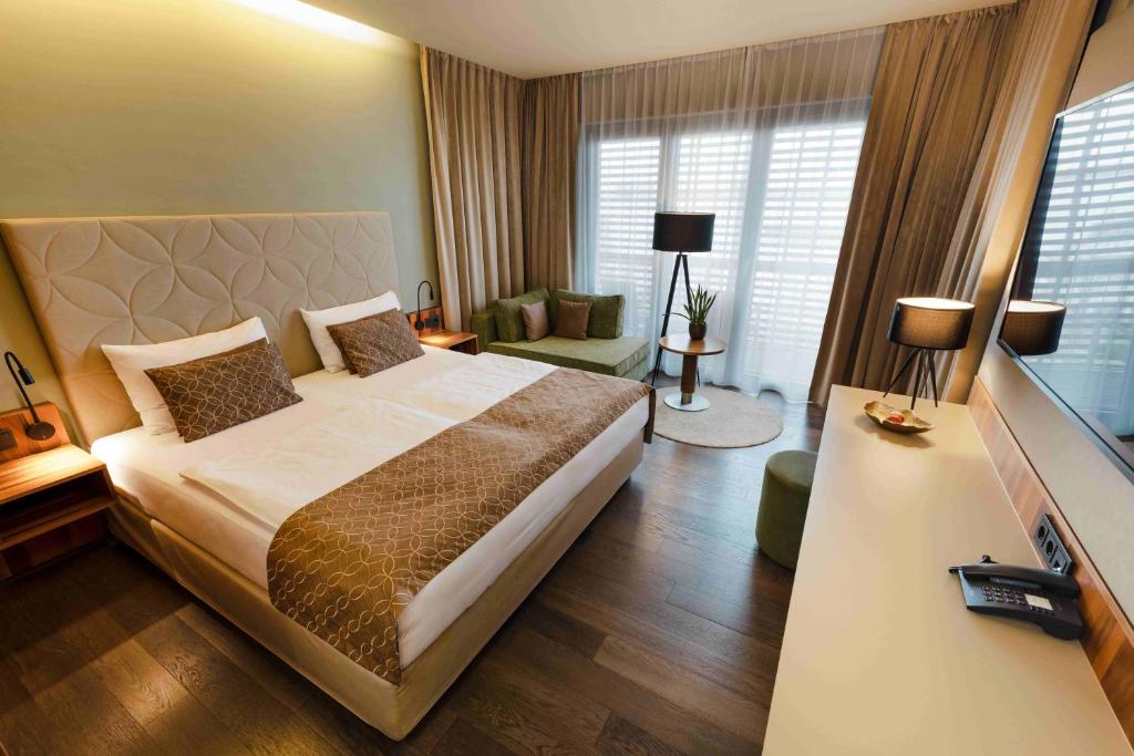 Therme Laa Hotel Silent Spa Villas photo 2