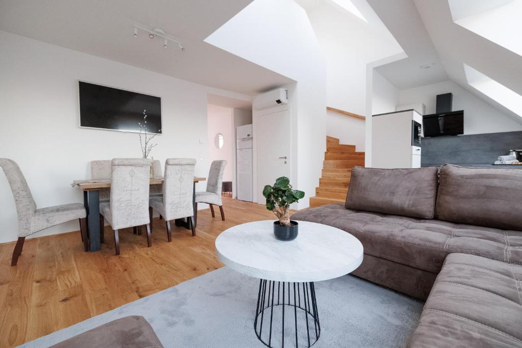 SYMPHONY Apartments 39 - Modern Loft with Terrace and Grill in Central Location — photo 1