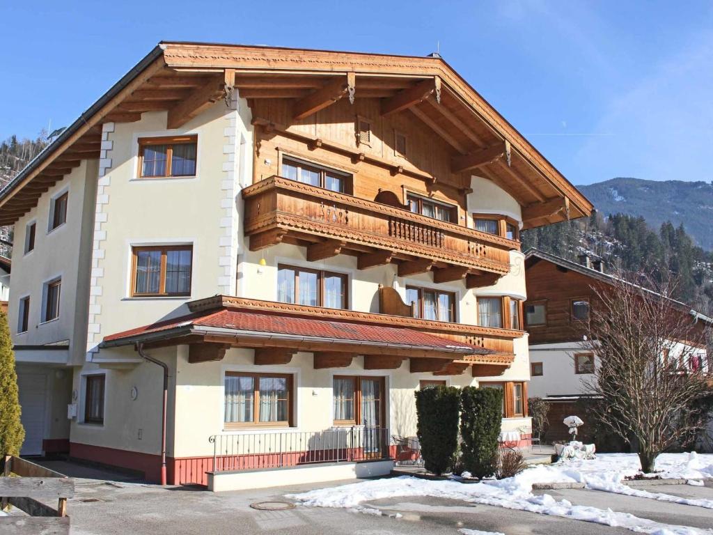 Holiday home in Kaltenbach near ski lift photo 3