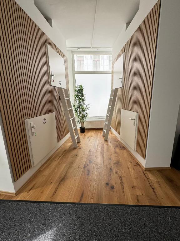 Robin Wood Capsule Hostel — photo 1