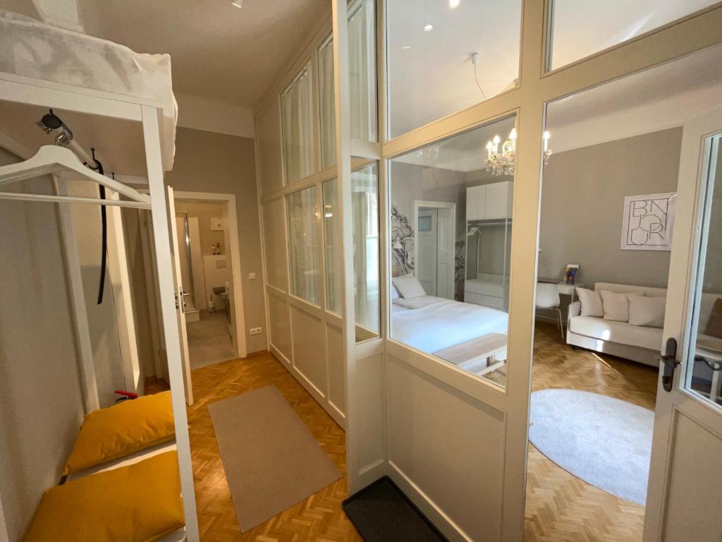 White Flat by GrazRentals Architect Designed & Stylish & Free Parking photo 3