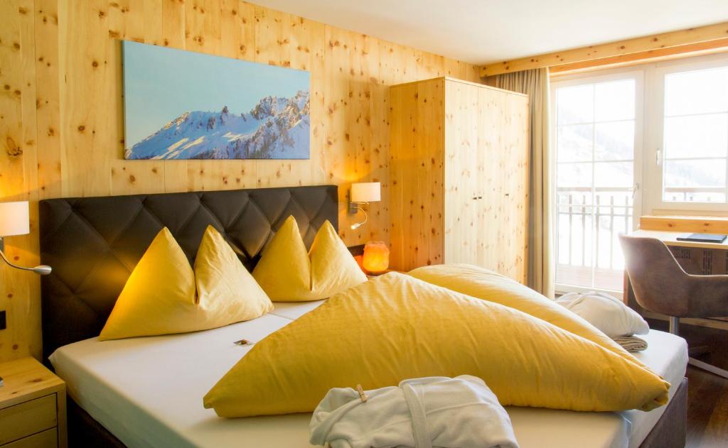 Wohlfühlhotel Hubertushof am Arlberg - Ski-In & Ski-Out - Sky Pool photo 2