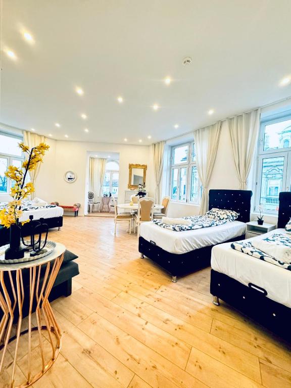 Private Rooms in Stylish 3-Bedroom Apartment Near Kaufpark Alterlaa photo 2