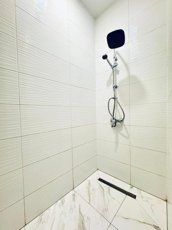 Private Rooms in Stylish 3-Bedroom Apartment Near Kaufpark Alterlaa photo 3