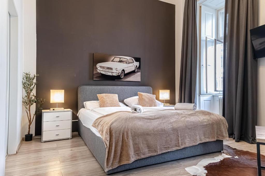 Superbly Central 9 Rooms Complex Ideal for 25 People — photo 1