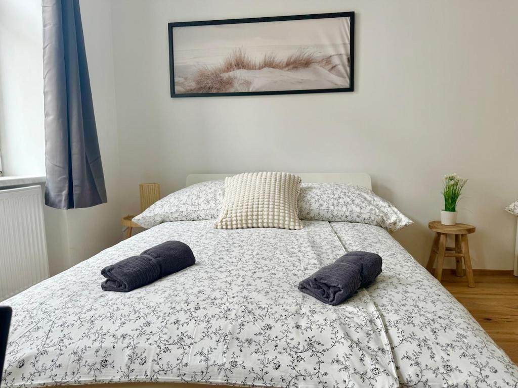 Stylish & Renovated Apartment with Free Parking — photo 1