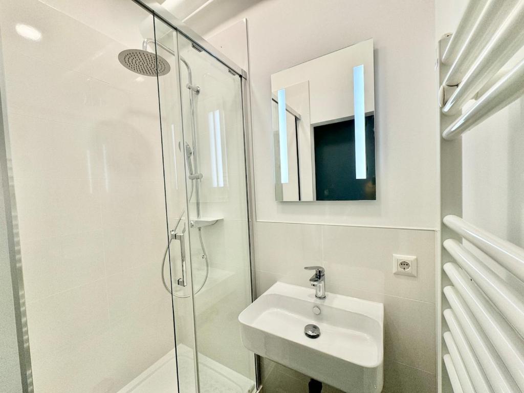 Stylish & Renovated Apartment with Free Parking photo 3