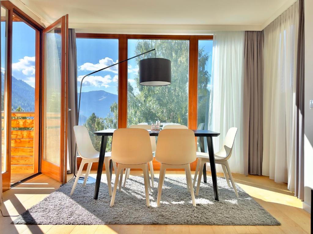 Sunshine @ Rosie Design Chalet — photo 1