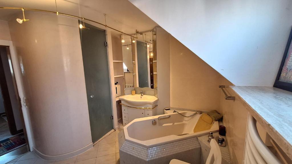 Comfortable House with Two Floors photo 3