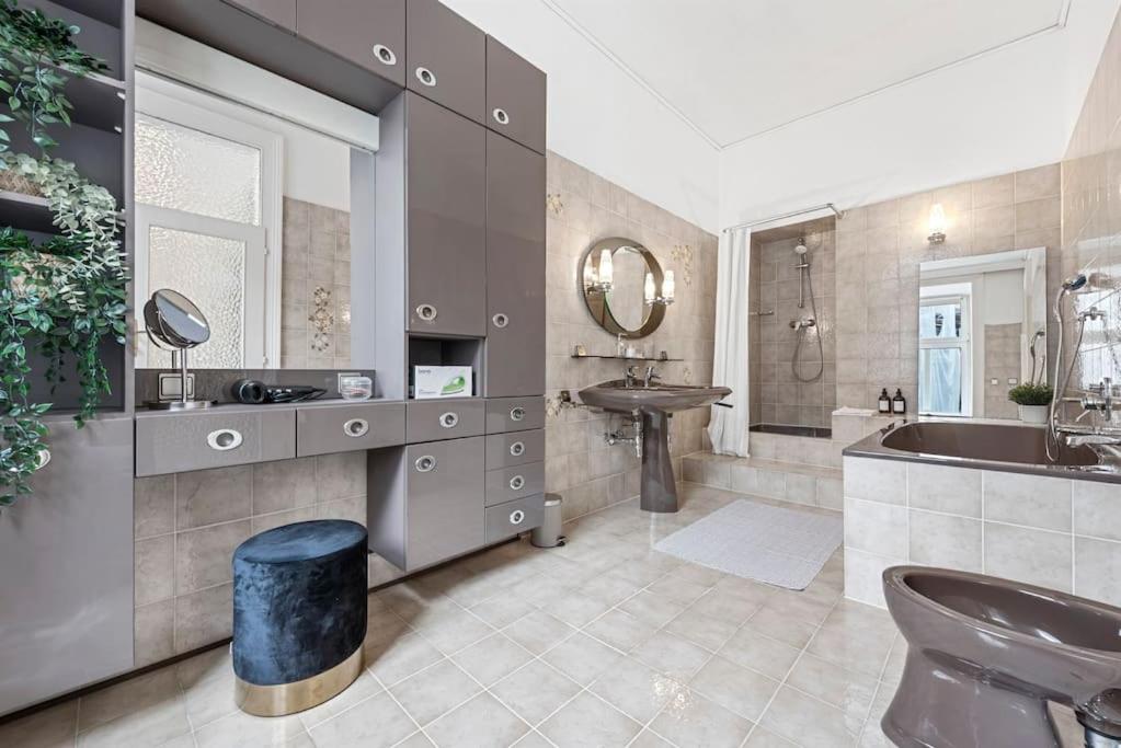 Stylish & Modern Viennese Apartment photo 3
