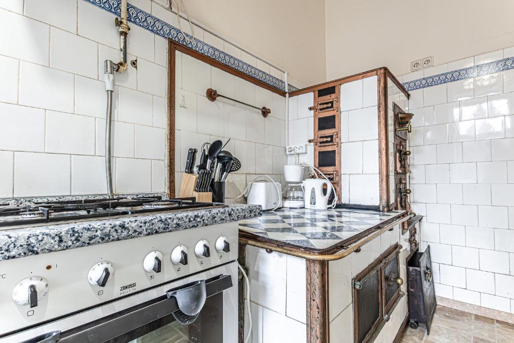 Stylish 2BR Retreat Steps from AKH & Volksoper photo 3