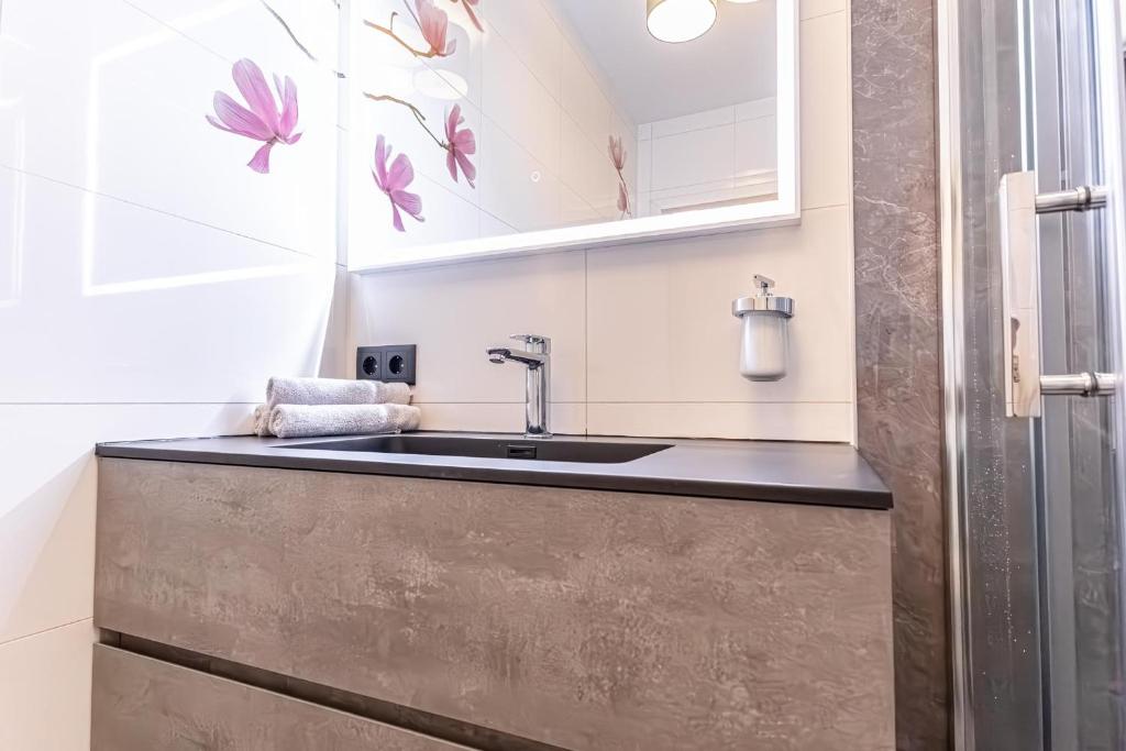 Modern & Stylish 1BR photo 3
