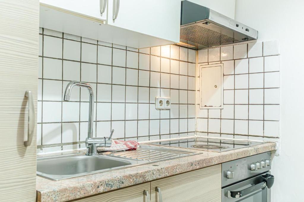 Simple 2-Bedroom Apt with King Beds & Wi-Fi photo 3