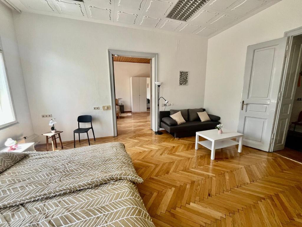 Spacious 3 Bedroom with Balcony photo 2