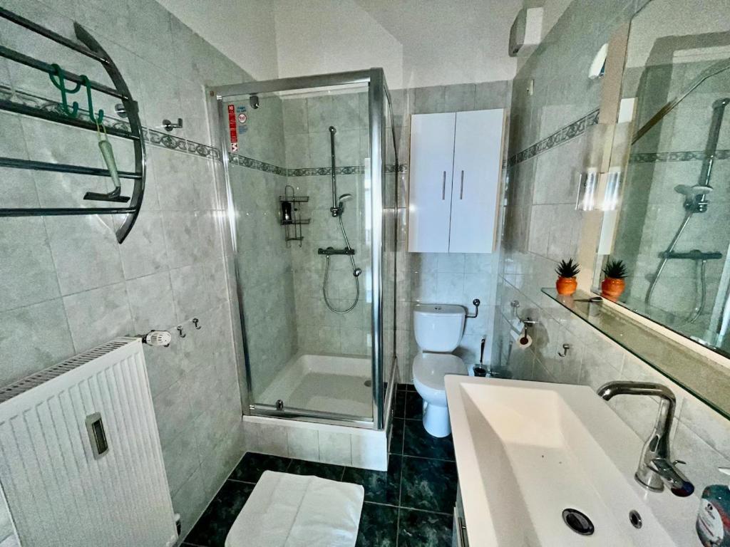 Spacious 3 Bedroom with Balcony photo 3