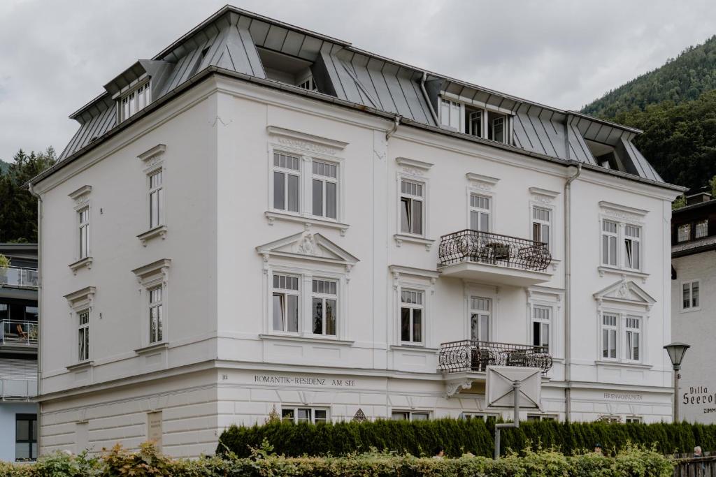 Romantik Residenz (Ferienwohnungen Hotel Im Weissen Rössl) - Dependance — photo 1