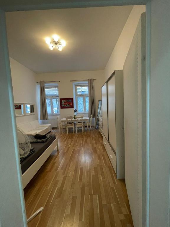 Cozy Studio Apartment 15 Min from Rathausplatz photo 2