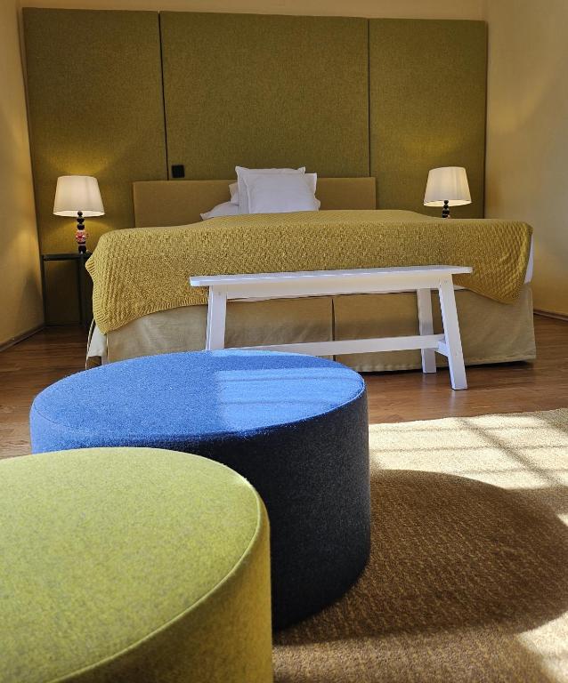 Yellow Flat by GrazRentals Vaulted Kitchen & Pet Friendly & Free Parking — photo 1