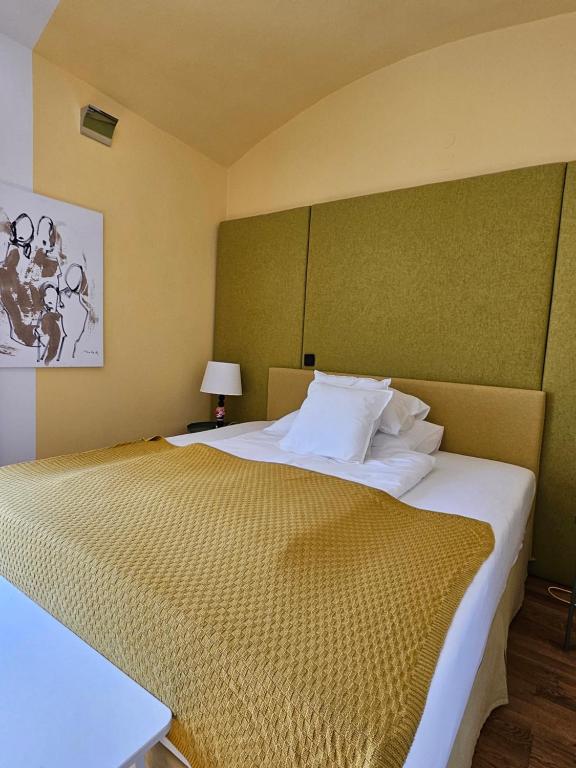 Yellow Flat by GrazRentals Vaulted Kitchen & Pet Friendly & Free Parking photo 2