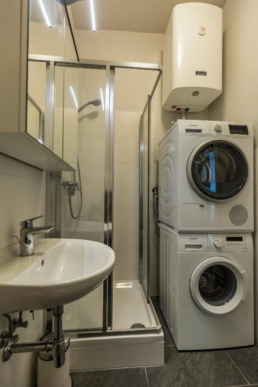 Yellow Flat by GrazRentals Vaulted Kitchen & Pet Friendly & Free Parking photo 3