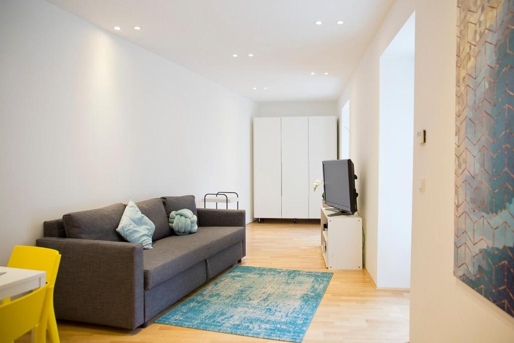 Stylish 1-Bedroom Apartment by Rochusmarkt Walk to the City Center — photo 1