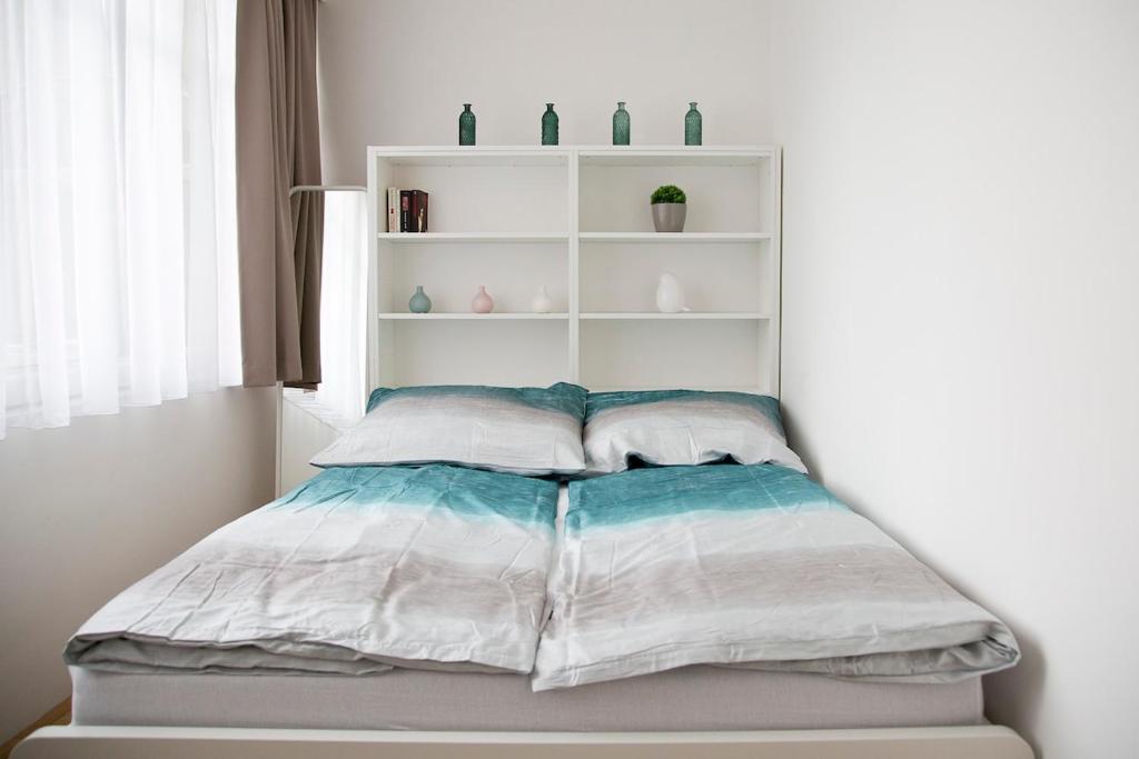 Stylish 1-Bedroom Apartment by Rochusmarkt Walk to the City Center photo 2