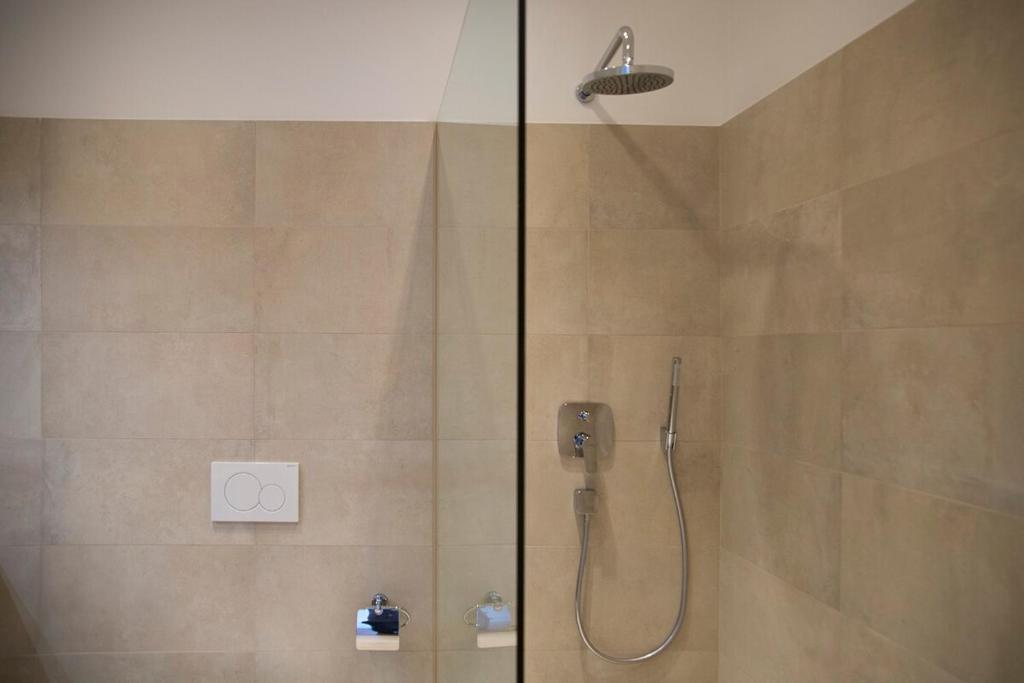Stylish 1-Bedroom Apartment by Rochusmarkt Walk to the City Center photo 3