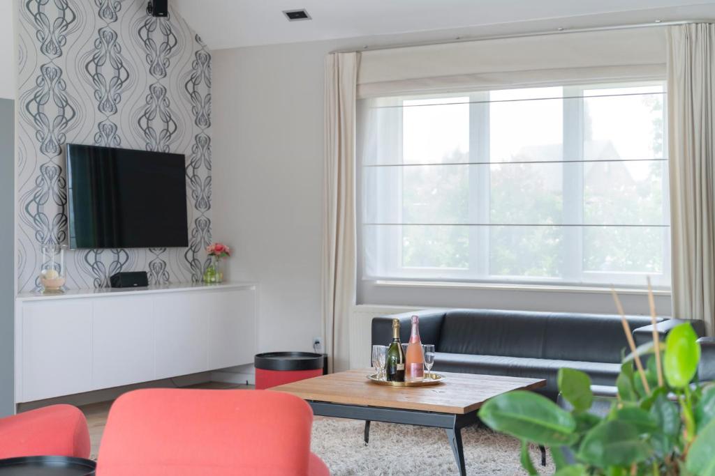 Ruime woning met grote omheinde tuin photo 2