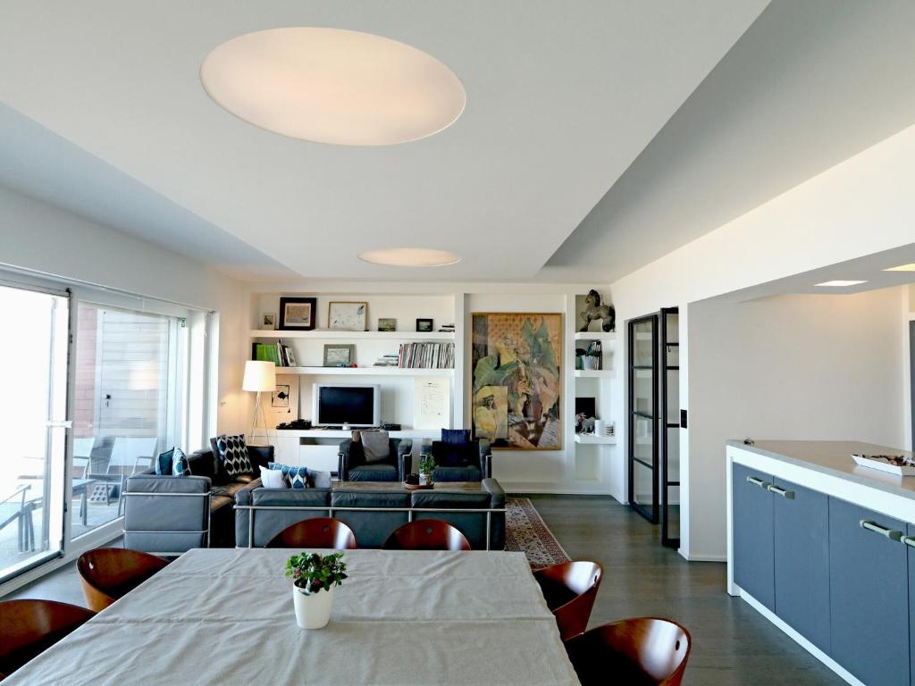 Apartment in Het Zoute with Sea Views — photo 1