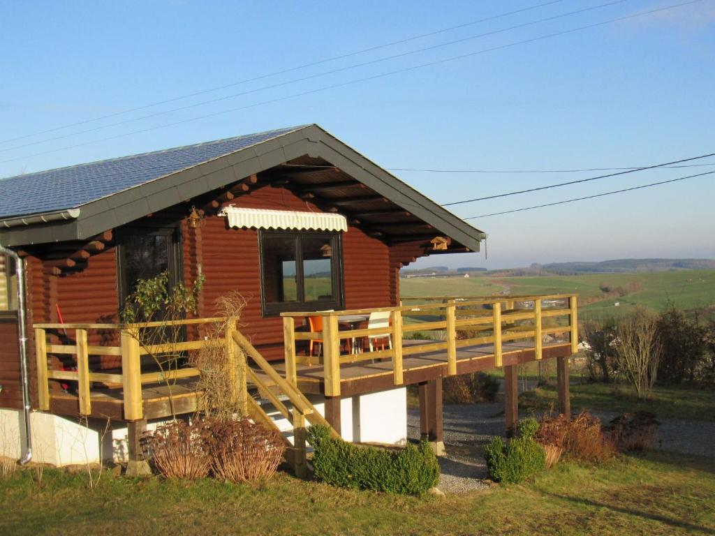 Quiet chalet with panoramic view and fenced garden — photo 1