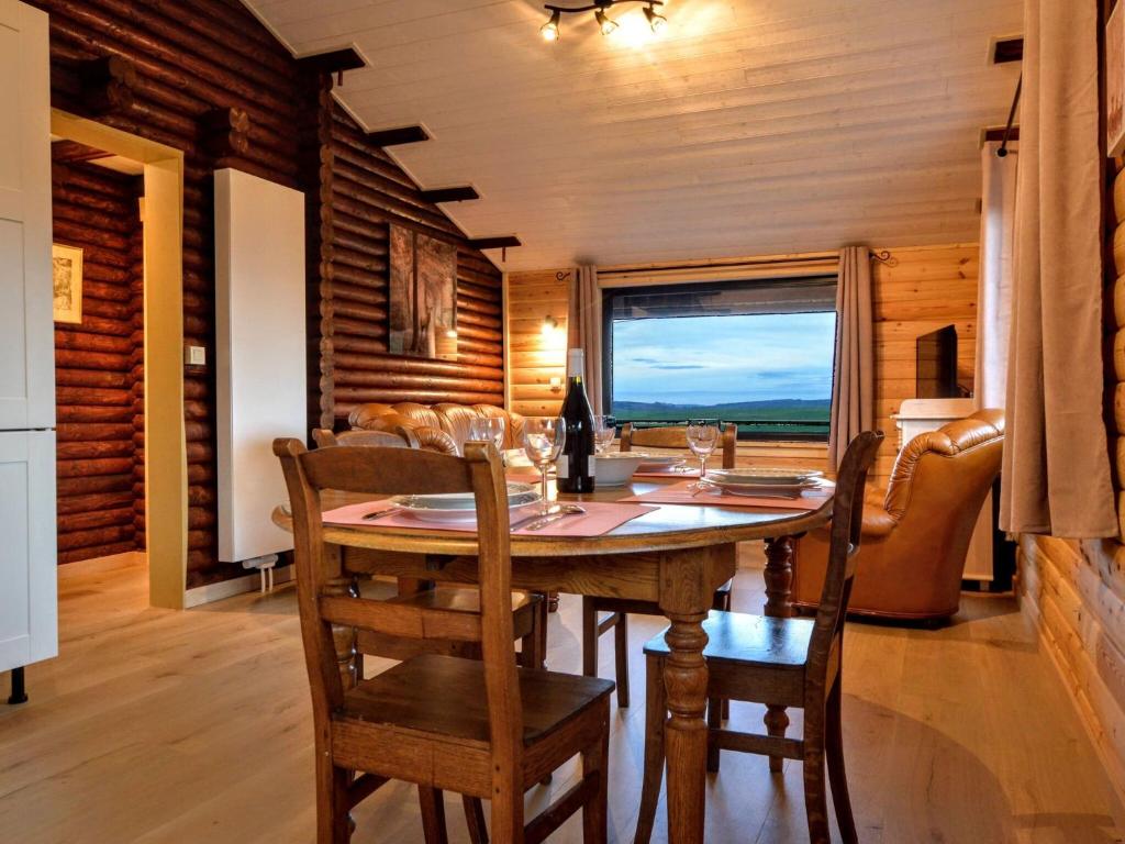 Quiet chalet with panoramic view and fenced garden photo 3