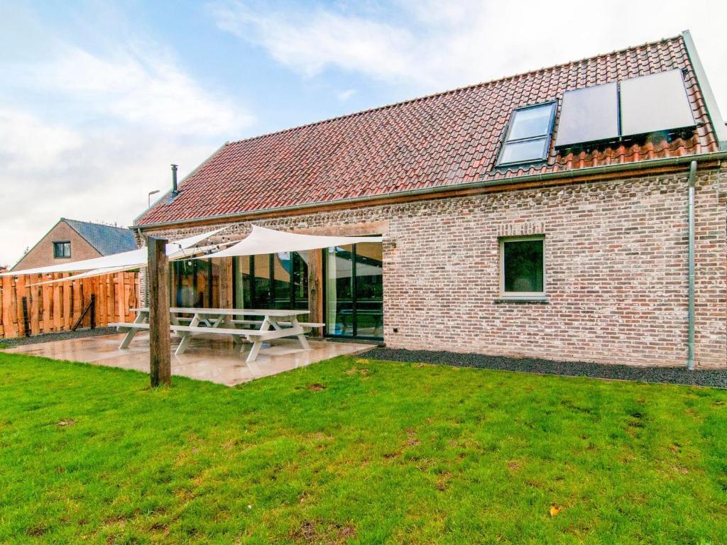 Modern family holiday home — photo 1