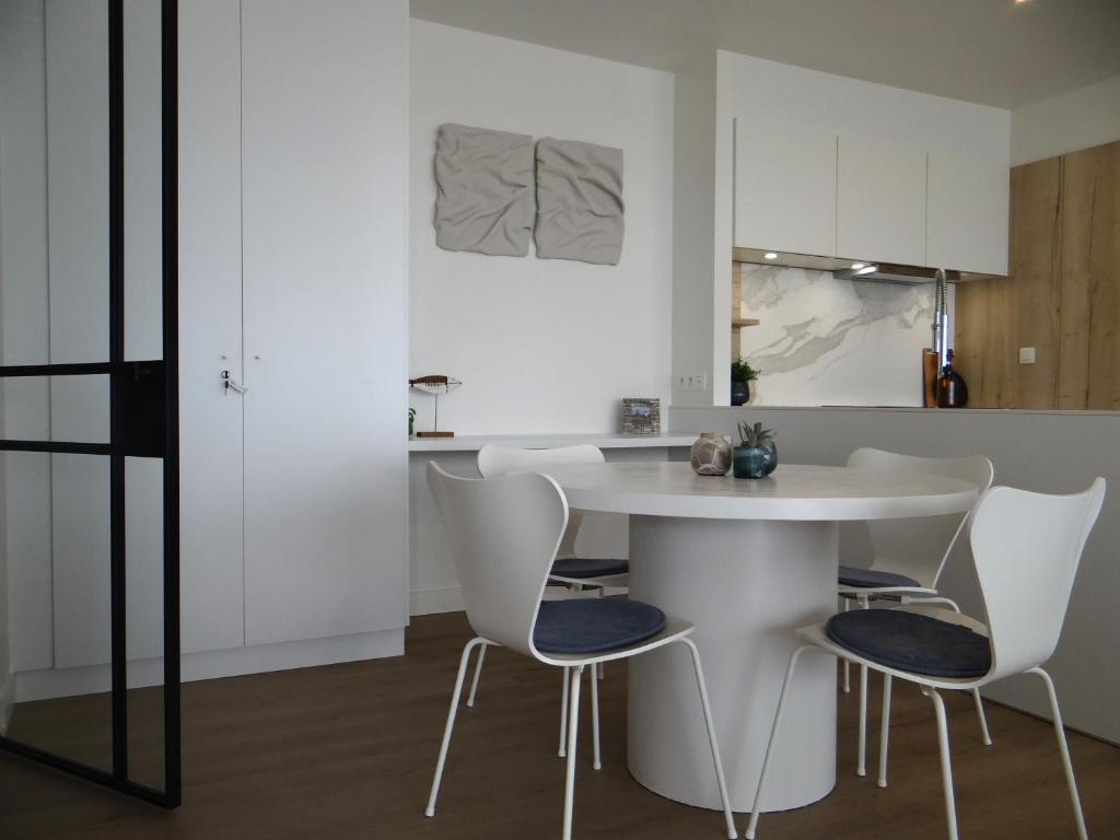 Stijlvol appartement met ruim zicht en privé garage op een toplocatie in Nieuwpoort — photo 1