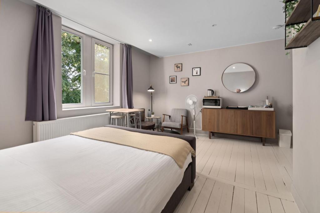 Spacious Guest Suites near Historic Market - 5 Min Walk photo 2