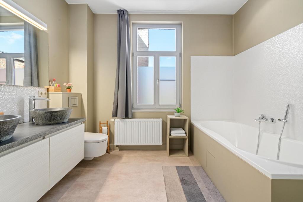 Spacious Guest Suites near Historic Market - 5 Min Walk photo 3