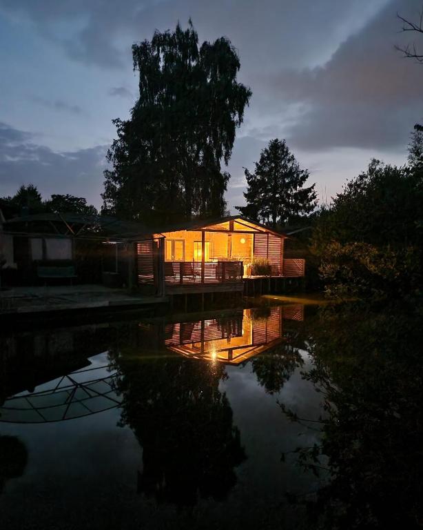 Rustig gelegen chalet Solvo met terras aan het water — photo 1