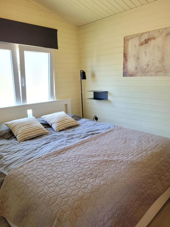 Rustig gelegen chalet Solvo met terras aan het water photo 2