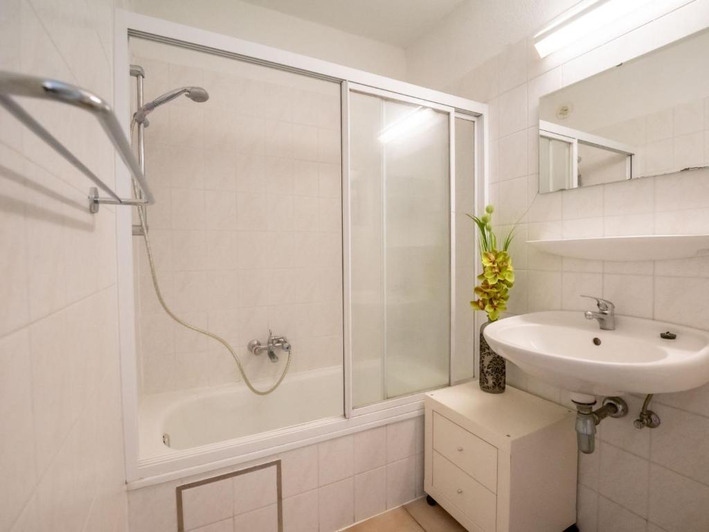 Apartment Marlene with parking and shared pool by Interhome photo 3