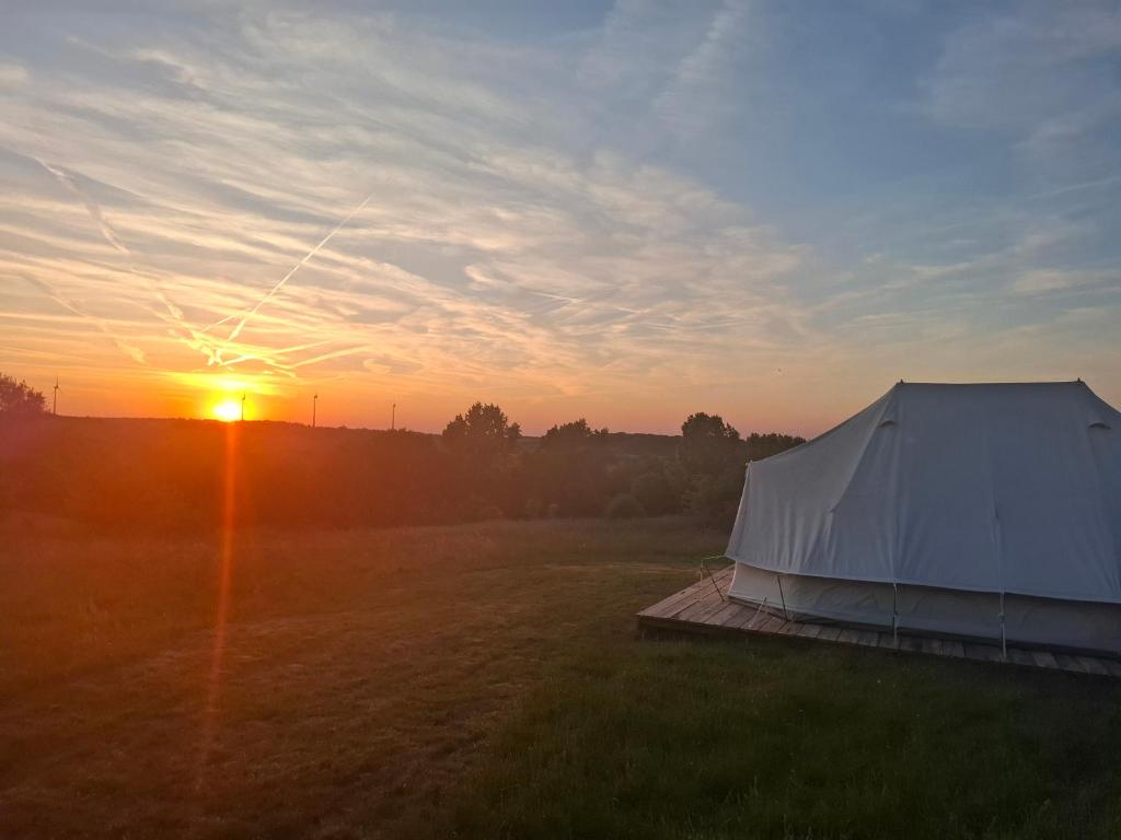 Tente glamping "Explorateurs" à la Ferme de la Chevêche — photo 1