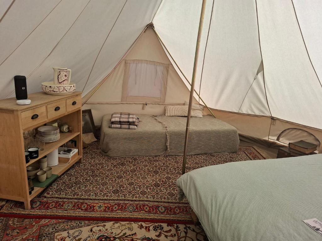 Tente glamping "Explorateurs" à la Ferme de la Chevêche photo 2